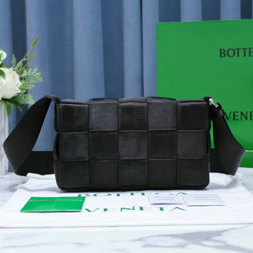 ボッテガヴェネタ BOTTEGAVENETA 025-BOV618RBK　2021年最新入荷 ザ カセット 斜め掛け ショルダーバッグ クロスボディバッグ スクエアバッグ マグネットクロージャー