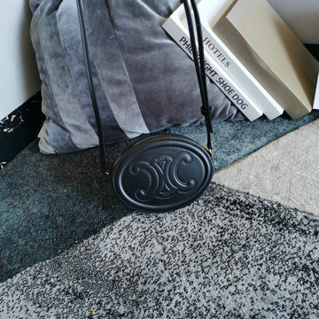 商品名称：セリーヌ CELINE 025-CE101703BK　2021年最新入荷 オーバルバッグ トリオンフ モノブロック 斜め掛け ショルダーバッグ クロスボディバッグ レディースかばん