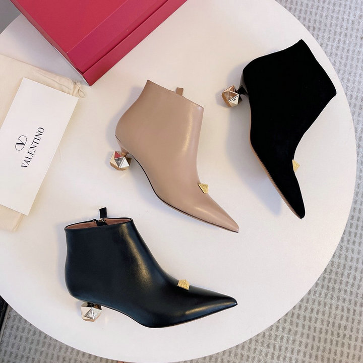 ヴァレンティノ Valentino 26-VTJ21022　2021年秋冬最新入荷 ショートブーツ ローヒールシューズ ピンヒール トンガリとう レディースシューズ 靴 カーフレザー