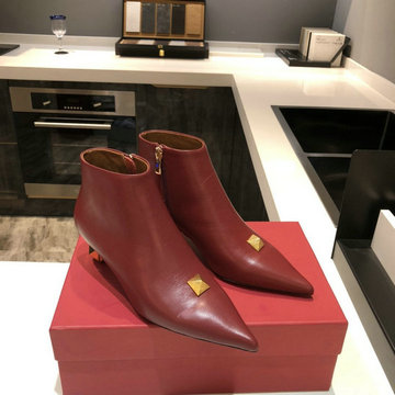 ヴァレンティノ Valentino 26-VTJ21026P　2021年秋冬最新入荷 ショートブーツ ローヒールシューズ レディースシューズ トンガリとう ピンヒール カーフレザー
