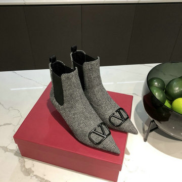 商品名称：ヴァレンティノ Valentino 26-VTJ21027T　2021年秋冬最新入荷 ショートブーツ ローヒールシューズ レディースシューズ トンガリとう ピンヒール カーフレザー