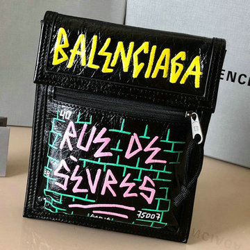 バレンシアガ BALENCIAGA GH-BA53229813TF 2021年最新入荷 EXPLORER ストラップ付きスモールポーチ 斜め掛け ショルダーバッグ クロスボディ