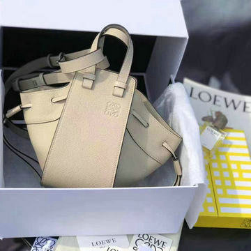 ロエベLOEWE DDB-LE0501Q 2020年最新入荷 ハンモック ミニ ハンドバッグ トートバッグ ドローストリングバッグ レディースかばん カーフレザー