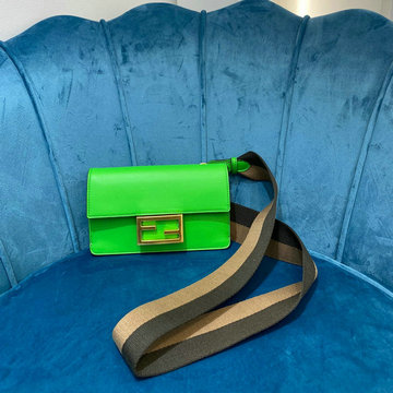 フェンディ FENDI CL-FD0175GL　2021年最新入荷 フラット バゲットポーチ ミニ 斜め掛け ショルダーバッグ クロスボディバッグ カーフレザー