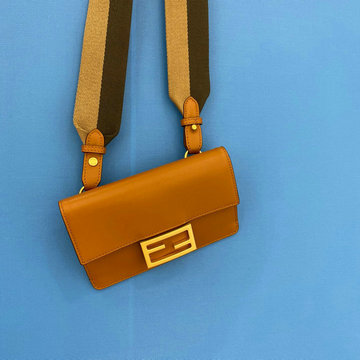 フェンディ FENDI CL-FD0175KF　2021年最新入荷 フラット バゲットポーチ ミニ 斜め掛け ショルダーバッグ クロスボディバッグ カーフレザー