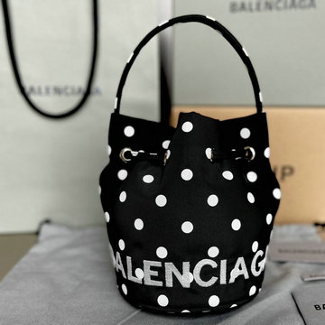 商品名称：バレンシアガ BALENCIAGA GH-BA104DBK　2021年最新入荷 Wheel ドローストリング バゲットバッグ トートバッグ ハンドバッグ 斜め掛け ショルダーバッグ