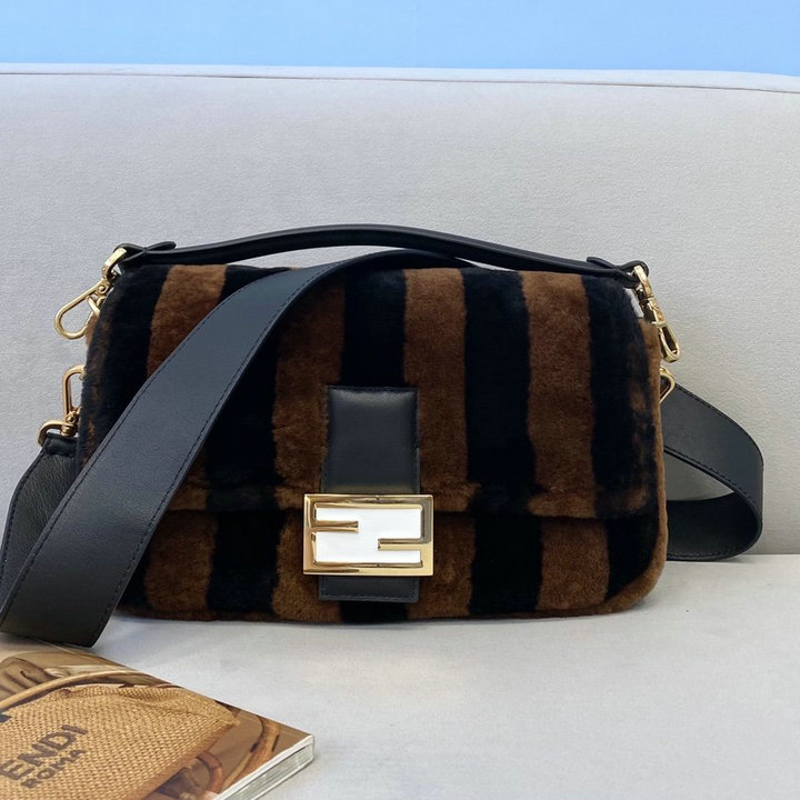 フェンディ FENDI 168-FD0128LKF　2021年最新作 バゲットバッグ フラップバッグ 斜め掛け ショルダーバッグ クロスボディバッグ レディースかばん