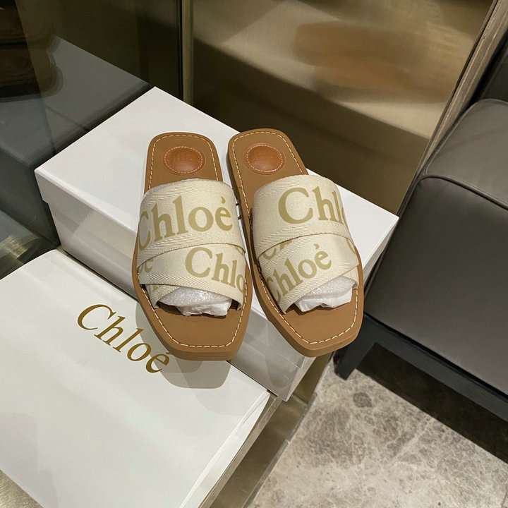 クロエ CHLOE 26-CLEJ21002BX　2021年夏最新入荷 Woody ウッディ フラットミュール スリッパ サマーサンダル スリッポンミュール 刺繍キャンバス