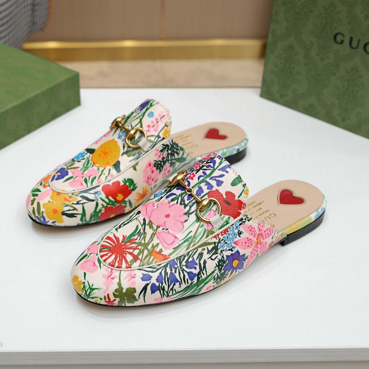 グッチ GUCCI 26-GGJ21013D　2021年夏最新入荷 プリンスタウン ケン スコット プリント ウィメンズ スリッパ ホースビット付き サマーサンダル ぺたんこミュール