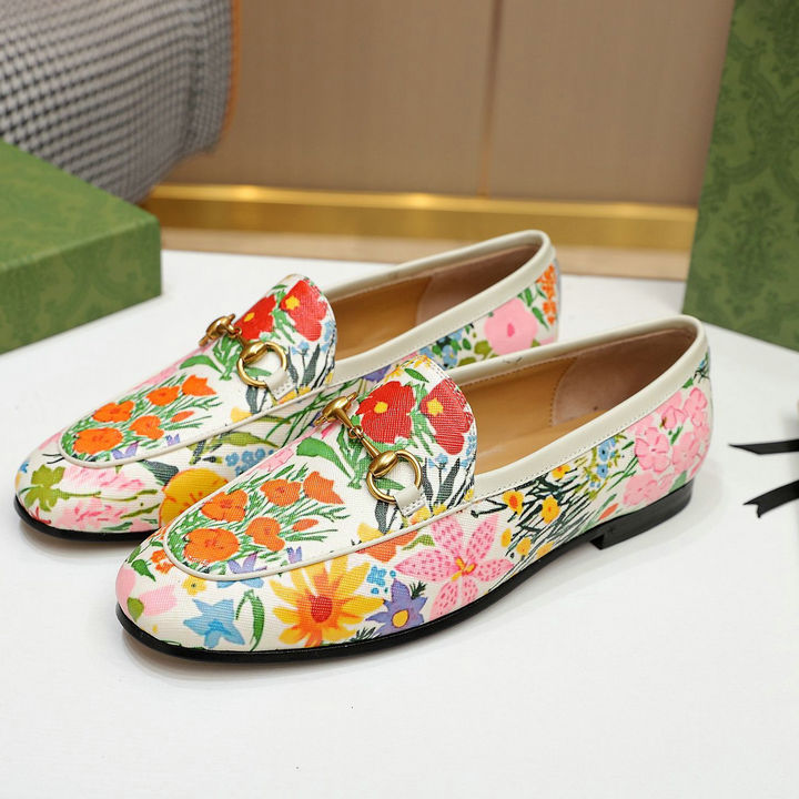 商品名称：グッチ GUCCI 26-GGJ21012　2021年夏最新入荷 ホースビット付き ローファー ウィメンズ フラットシューズ プリント レディースシューズ