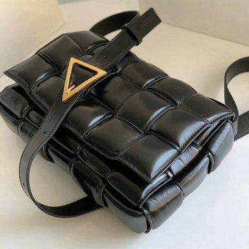 ボッテガヴェネタ BOTTEGAVENETA aj-BOV70026KJ 2020年最新入荷 パデッド カセット 斜め掛け ショルダーバッグ カーフレザー
