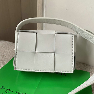 ボッテガヴェネタ BOTTEGAVENETA aj-BOV666688BS 2021年最新入荷 ザ カセット 斜め掛け ショルダーバッグ クロスボディバッグ ミニバッグ マグネットクロージャー
