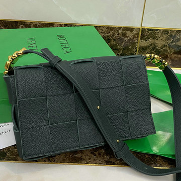 ボッテガヴェネタ BOTTEGAVENETA 2021年最新入荷 パデッド カセット 斜め掛け ショルダーバッグ クロスボディバッグ スモールバッグ