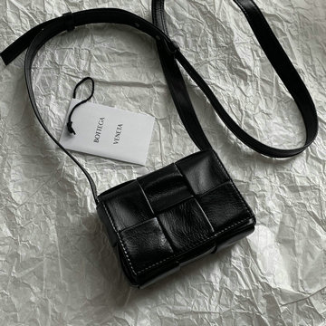 ボッテガヴェネタ BOTTEGAVENETA aj-BOV667048PBK 2021年最新入荷 カセット 斜め掛け ショルダーバッグ クロスボディバッグ ミニバッグ マグネットクロージャー