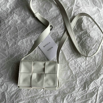 ボッテガヴェネタ BOTTEGAVENETA aj-BOV667048PBS  2021年最新入荷 カセット 斜め掛け ショルダーバッグ クロスボディバッグ ミニバッグ