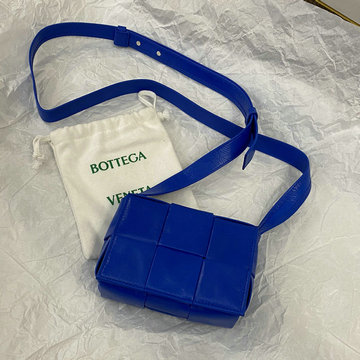 ボッテガヴェネタ BOTTEGAVENETA aj-BOV667048PDL  2 021年最新入荷 カセット 斜め掛け ショルダーバッグ クロスボディバッグ ミニバッグ マグネットクロージャー