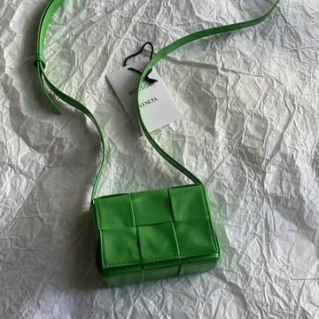 ボッテガヴェネタ BOTTEGAVENETA aj-BOV667048PGL  2021年最新入荷 カセット 斜め掛け ショルダーバッグ クロスボディバッグ ミニバッグ マグネットクロージャー
