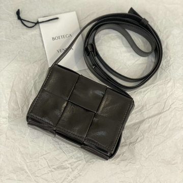 ボッテガヴェネタ BOTTEGAVENETA aj-BOV667048PSK 2021年最新入荷 カセット 斜め掛け ショルダーバッグ クロスボディバッグ ミニバッグ マグネットクロージャー