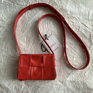 ボッテガヴェネタ BOTTEGAVENETA 2021年最新入荷 カセット 斜め掛け ショルダーバッグ クロスボディバッグ ミニバッグ マグネットクロージャー