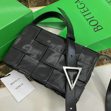 ボッテガヴェネタ BOTTEGAVENETA aj-BOV667298BK 2021年最新入荷 ザ カセット 斜め掛け ショルダーバッグ クロスボディバッグ スクエアバッグ マグネットクロージャー