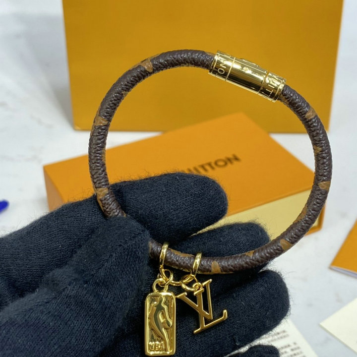 商品名称：ルイヴィトン LOUISVUITTON 057-MP299E　2021年最新入荷 ブラスレ ハング イット ブレスレット バングル アクセサリー ジュエリー NBAロゴのタグ LVイニシャル