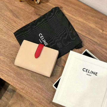 セリーヌ CELINE 99-CE10643FR　2021年最新入荷 ミディアム ストラップウォレット 二つ折り短財布 スナップボタン付きストラップクロージャー