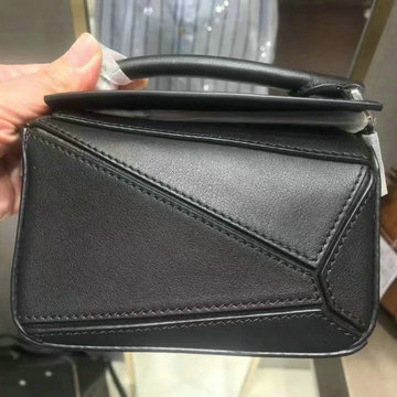 ロエベ LOEWE 99-LE522048BK　2021年最新入荷 ミニ パズル 斜めがけ ショルダーバッグ チェーン付き クロスボディバッグ レディースかばん カーフレザー