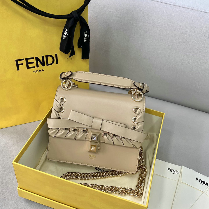 フェンディ FENDI 168-FD643QPX　2021年最新入荷 キャナ スクエアバッグ 斜め掛け ショルダーバッグ クロスボディ チェーンバッグ レディースかばん