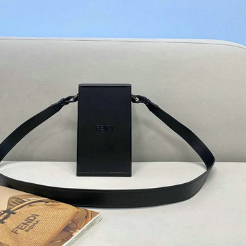 フェンディ FENDI 168-FD70309BK　2021年最新入荷 縦長ボックス ハードなバッグ クロスボディバッグ 斜め掛け ショルダーバッグ