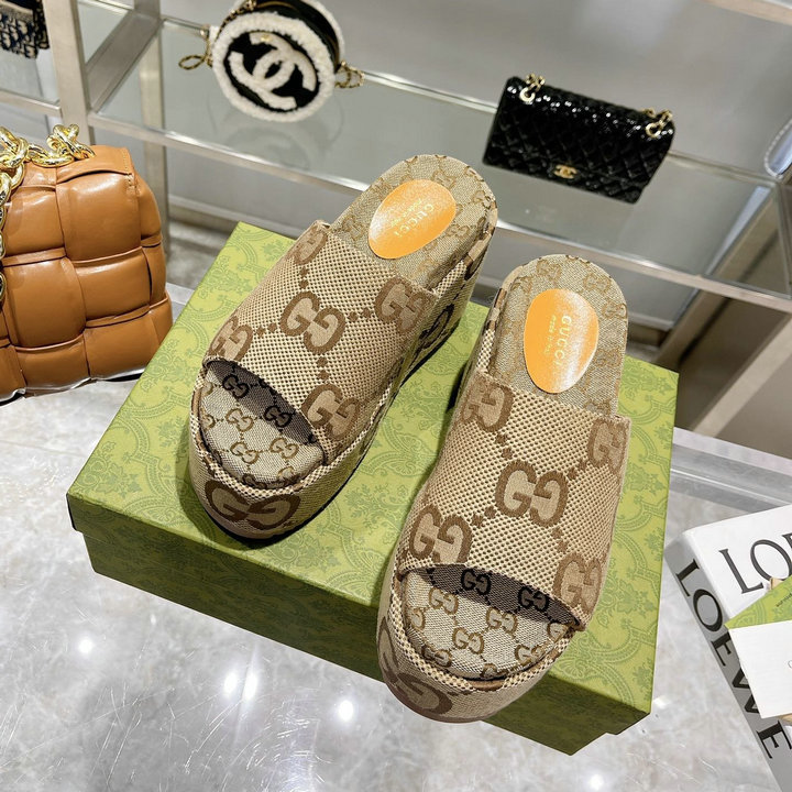 グッチ GUCCI 26-GGJ21040　2021年秋冬最新入荷 ウィメンズ フラットフォーム スライドサンダル 厚底ソール レディース スリッパ ラムスキン