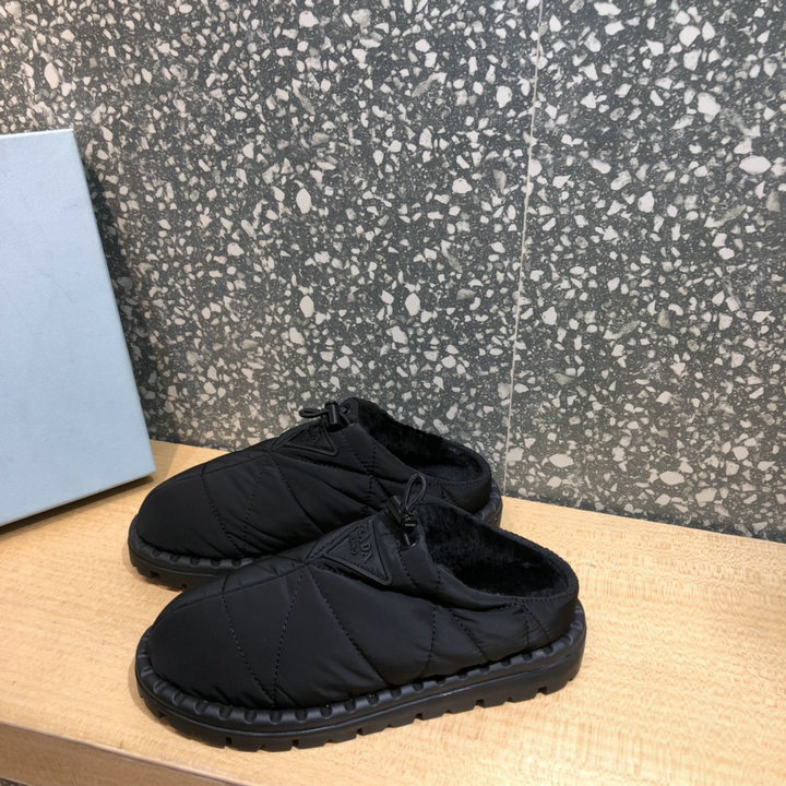 商品名称：プラダ PRADA 26-PDJ21002BK　2021年最新入荷 パデッドナイロン サボ ドローストリング フラットサンダル スライドサンダル 男女兼用 スリッパ
