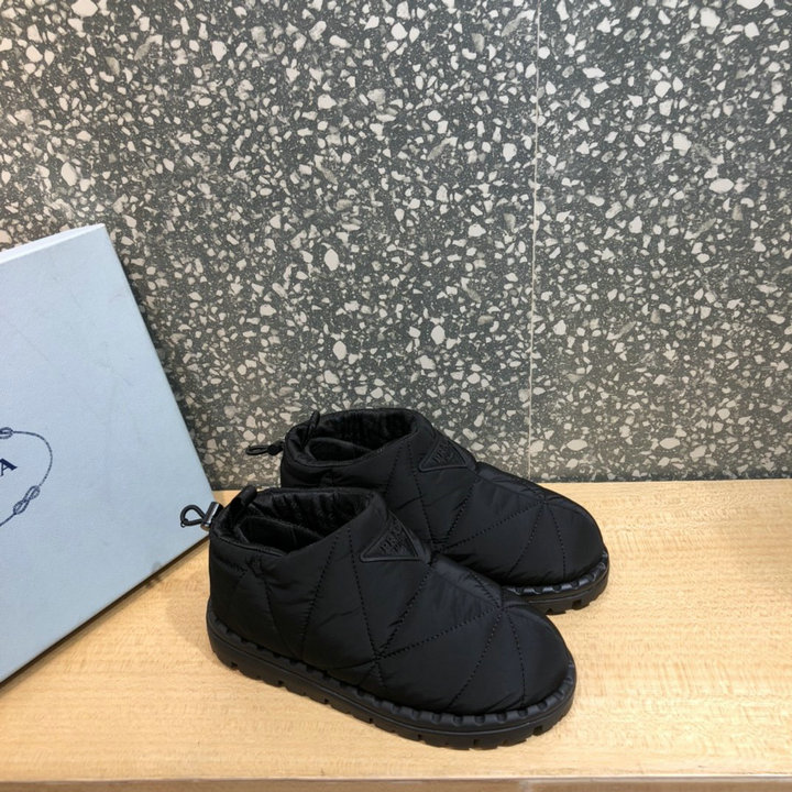 プラダ PRADA 26-PDJ21003BK　2021年最新入荷 パデッドナイロン スリッポン フラットシューズ スニーカー 男女兼用 スポーツバッグ