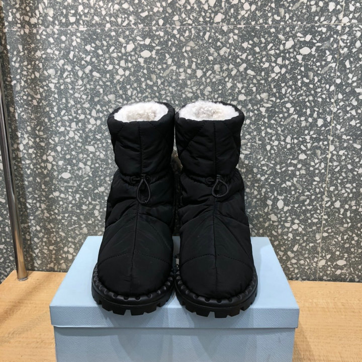 プラダ PRADA 26-PDJ21005BK　2021年最新入荷 パデッドナイロン ブーティー ショートブーツ フラットシューズ レディース スノーブーツ