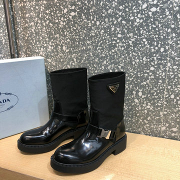 プラダ PRADA 26-PDJ21007　2021年最新入荷 サイドリリースバックル付き ブーティー ショートブーツ フラットシューズ レディースシューズ 靴 レザー トライアングルロゴ