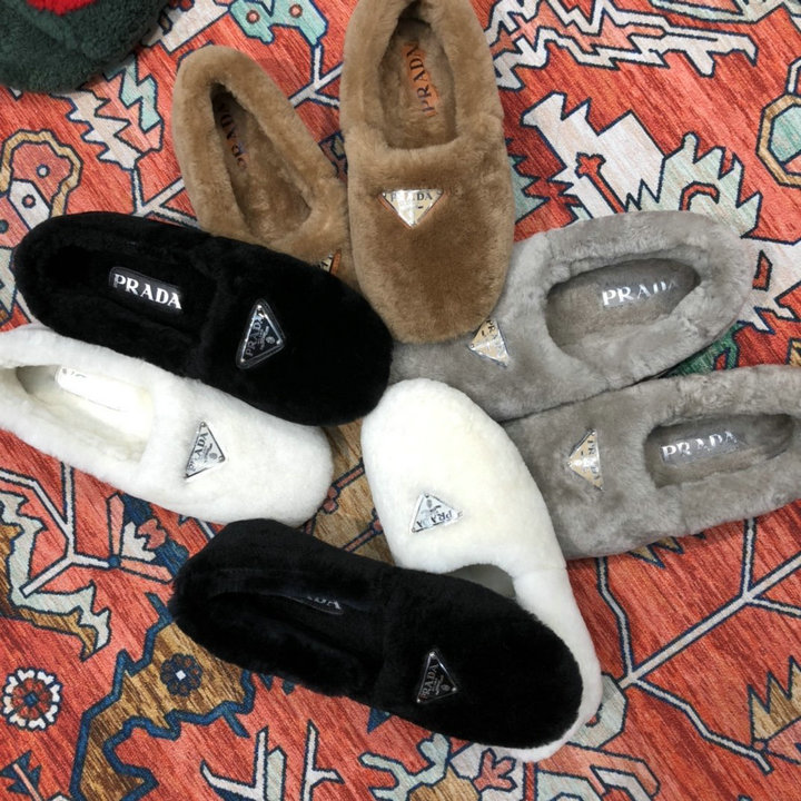 プラダ PRADA 26-PDJ21011　2021年最新入荷 シアリング スリッパ スライドサンダル ラムズウール ミュール レディースシューズ フラットシューズ 暖かい 防寒