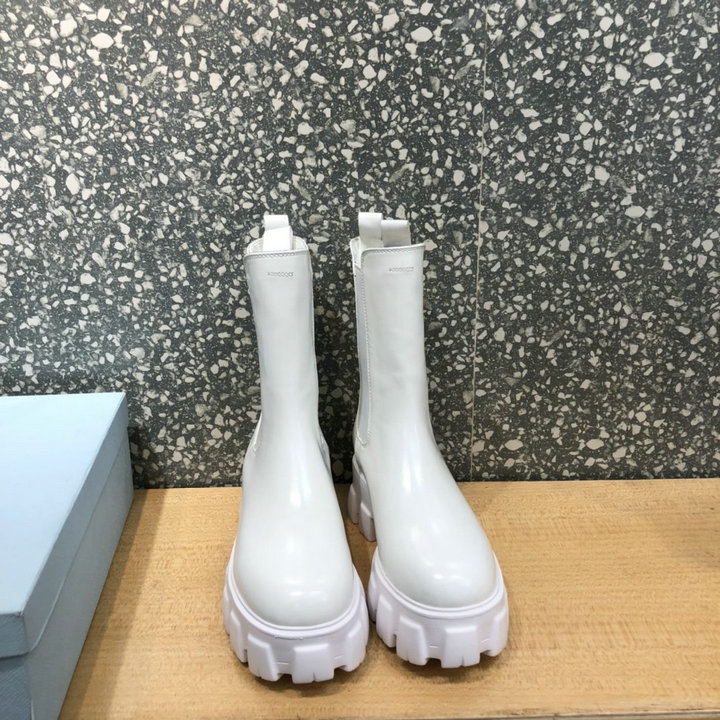 プラダ PRADA 26-PDJ21012　2021年最新入荷 プラダ モノリス ブラッシュドレザー ブーティー ショートブーツ フラットシューズ 厚底 レディースシューズ