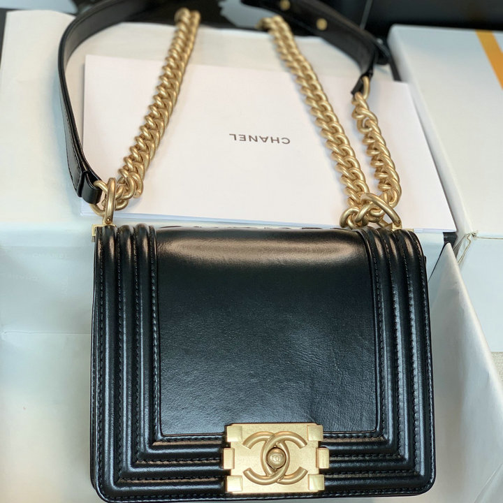 シャネル CHANEL CC-CH3018DBK　2021年最新入荷 BOY CHANEL ミニ フラップバッグ 斜め掛け ショルダーバッグ クロスボディバッグ レディースかばん カーフレザー