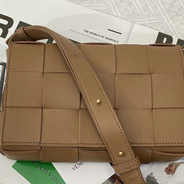 商品名称：ボッテガヴェネタ BOTTEGAVENETA aj-BOV578004SX　2021年最新入荷 パデッド カセット 斜め掛け ショルダーバッグ レディースかばん ラムスキン