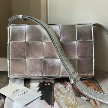 商品名称：ボッテガヴェネタ BOTTEGAVENETA aj-BOV578004YS　2021年最新入荷 パデッド カセット 斜め掛け ショルダーバッグ レディースかばん ラムスキン