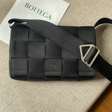 ボッテガヴェネタ BOTTEGAVENETA aj-BOV680513BBK　2021年最新入荷 カセット 斜め掛け ショルダーバッグ クロスボディバッグ スクエアバッグ マグネットクロージャー