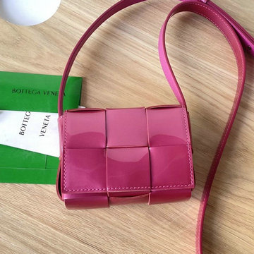 ボッテガヴェネタ BOTTEGAVENETA aj-BOV666688QMH　2021年最新入荷 ザ カセット 斜め掛け ショルダーバッグ クロスボディバッグ ミニバッグ マグネットクロージャー