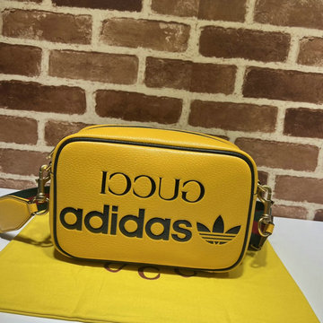 グッチ GUCCI 057-GG702427YL　2022年最新入荷 adidas x Gucci スモール スクエアバッグ 斜め掛け ショルダーバッグ クロスボディバッグ カメラバッグ レザー