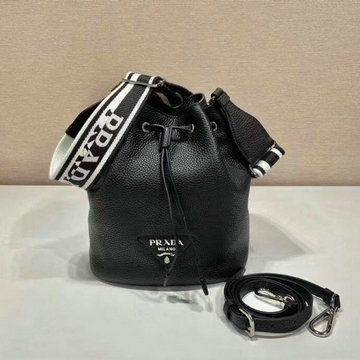 商品名称：プラダ PRADA GH-PD1BE060BK　2022年最新入荷 バゲットバッグ ドローストリングバッグ 斜め掛け ショルダーバッグ クロスボディバッグ カーフレザー レディースかばん