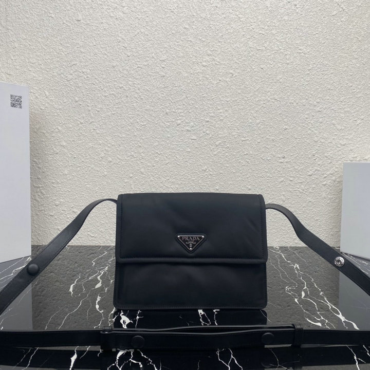商品名称：プラダ PRADA 025-PD1BD313BK　2022年最新入荷 メッセンジャーバッグ フラップバッグ 斜め掛け ショルダーバッグ クロスボディバッグ ナイロン