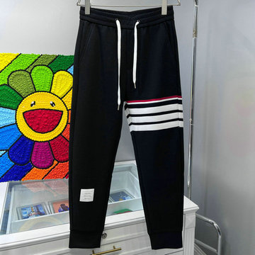 商品名称：トム ブラウン Thom Browne JS-KQTB22006　2022年最新入荷 スポーツパンツ スウェットパンツ ジョギングズボン 伸縮性のあるウエストバンド パンツ カジュアル トラウザー