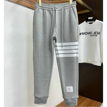 商品名称：トム ブラウン Thom Browne JS-KQTB22007　2022年最新入荷 スポーツパンツ スウェットパンツ ジョギングズボン 伸縮性のあるウエストバンド パンツ カジュアル トラウザー