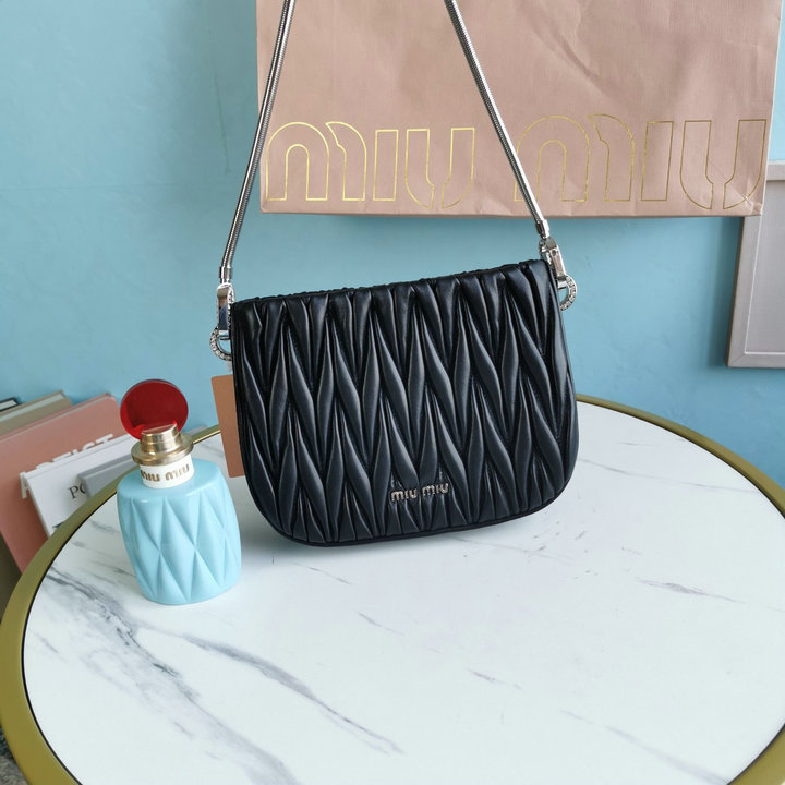 商品名称：ミュウミュウ MIUMIU 99-MM5BA200BK　2022年最新入荷 サッシー マテラッセナッパレザー ハンドバッグ ホーボーバッグ トートバッグ 肩掛け ショルダーバッグ