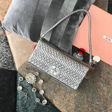 ミュウミュウ MIUMIU 99-MM5BD233ZYS　2022年最新入荷 アイコニック クリスタル レザー バッグ ホーボーバッグ 肩掛け ショルダーバッグ クロスボディバッグ