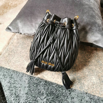 ミュウミュウ MIUMIU 99-MM5BE014BK　2022年最新入荷 バゲットバッグ 斜め掛け ショルダーバッグ ドローストリングバッグ クロスボディバッグ マテラッセ レザー