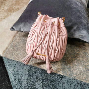 ミュウミュウ MIUMIU 99-MM5BE014FH　2022年最新入荷 バゲットバッグ 斜め掛け ショルダーバッグ ドローストリングバッグ クロスボディバッグ マテラッセ レザー